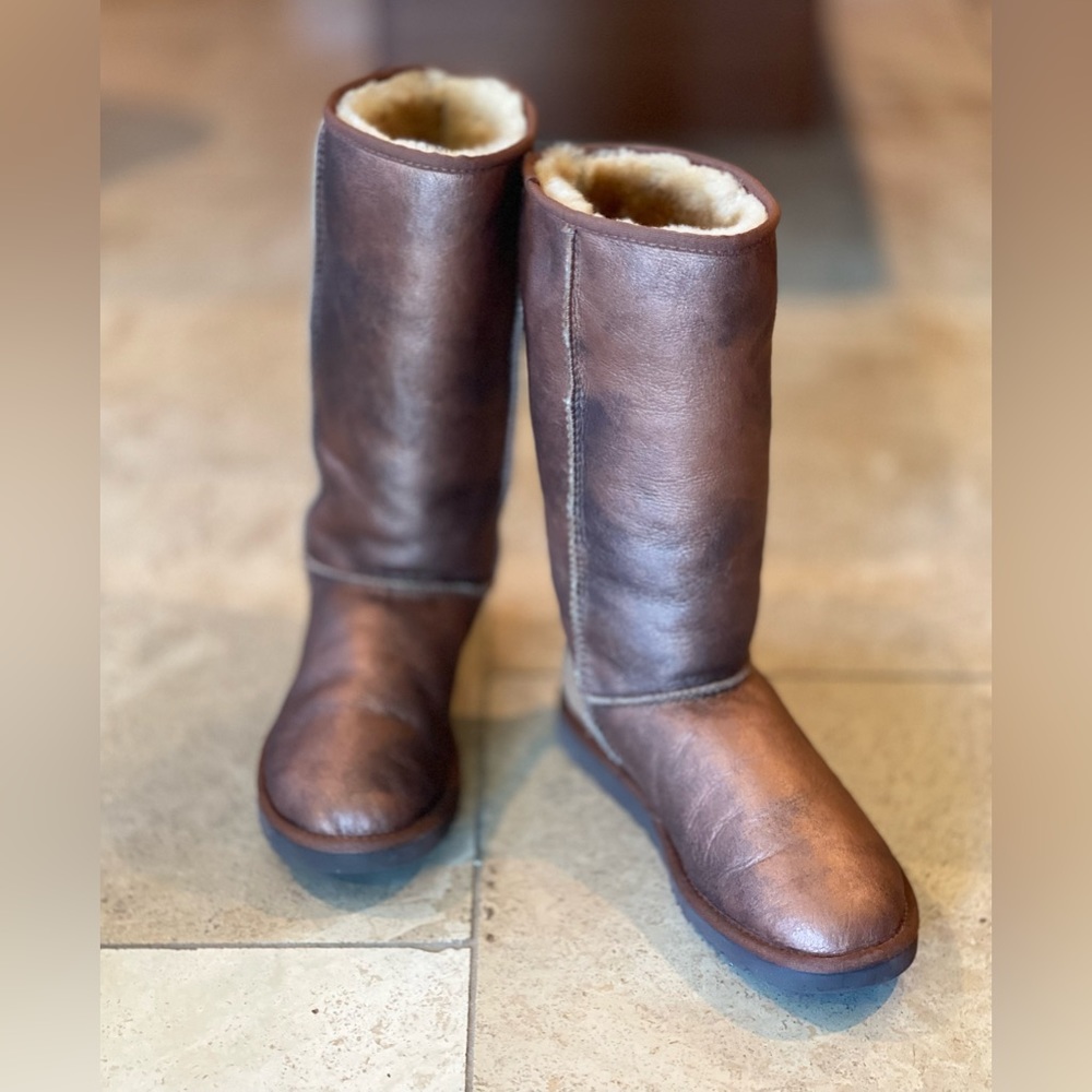 Ugg Classic Tall II Boots. Excellent and Clean. In Rare Copper Color. Size 8W.